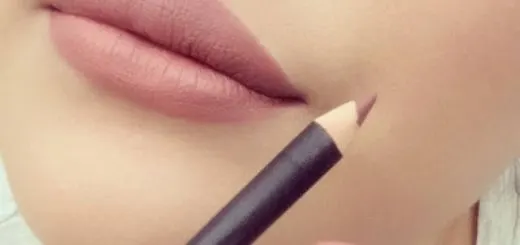 applying-matte-lipstick